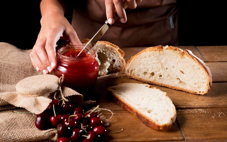pane con marmellata di ciliegie