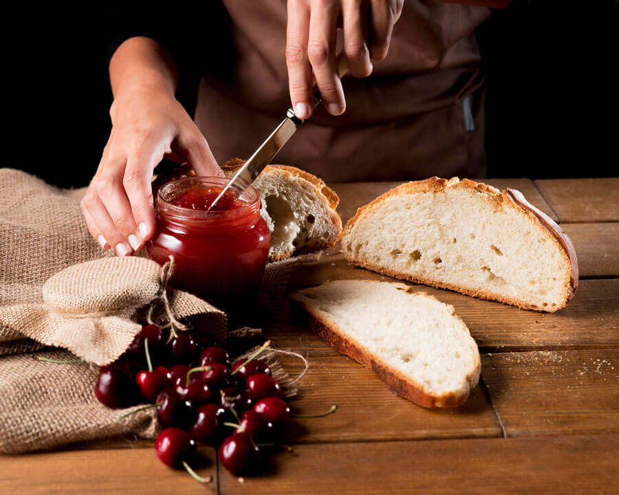pane con marmellata di ciliegie